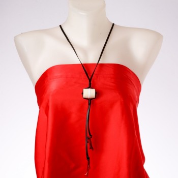 Pandantiv pe șnur lung «Butoi cu rom», lungime 80 cm