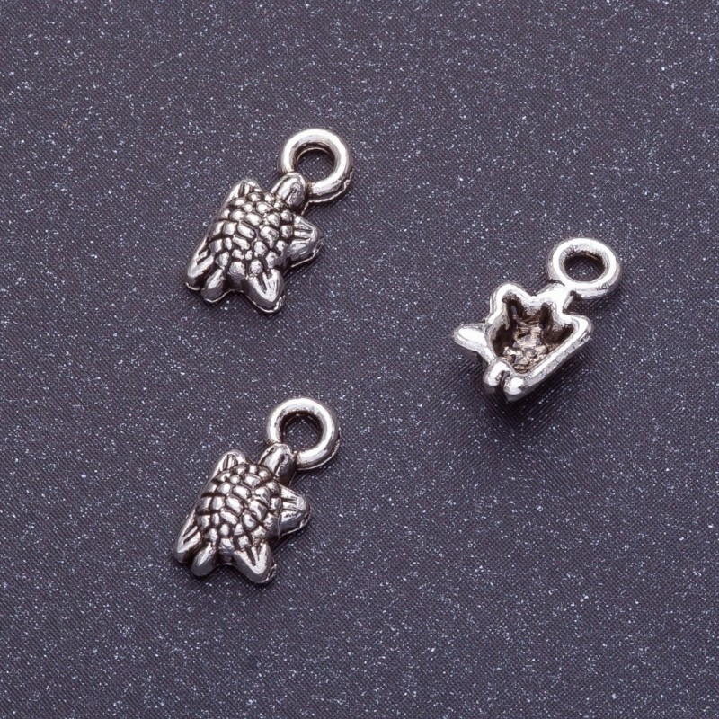 Pandantiv – Țestoasă de mare, dimensiuni 11×5 mm, gaură Ø 1,5 mm, culoare argintiu, finisaj 20 g, aproximativ 62 bucăți.