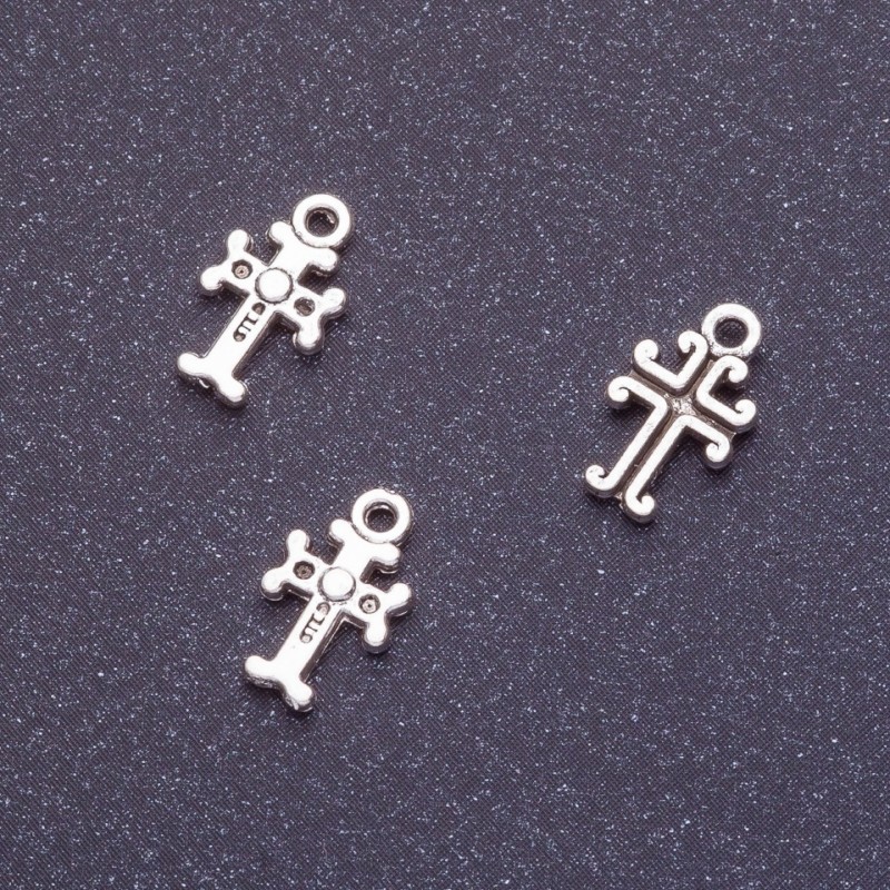 Pandantiv cruce, lungime 11 mm, grosime 1,5 mm, pachet 20 g, aproximativ 93 bucăți, culoare argintiu