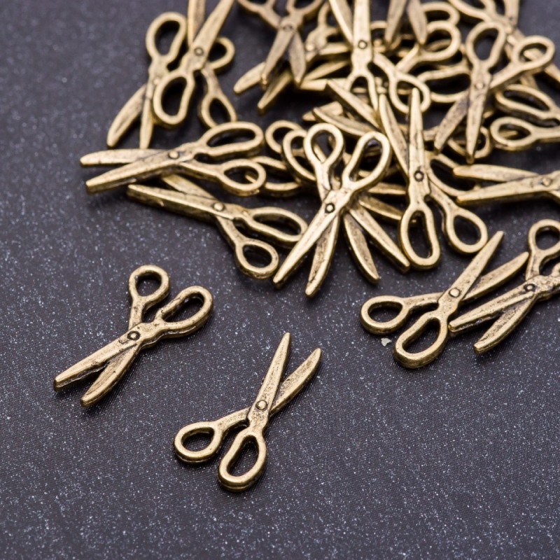 Furnitură pandantiv în formă de foarfecă, culoare bronz, diametrul 8 mm, lungimea 18 mm, gaură Ø 3 mm, ambalaj 20 g +/- 41 buc.