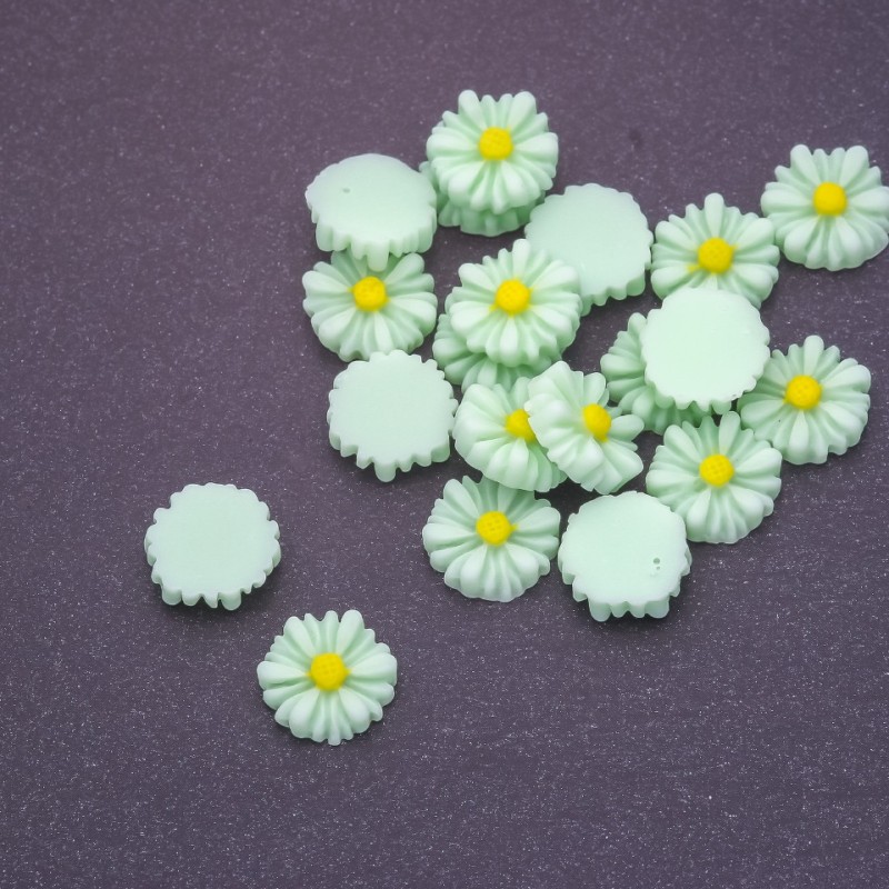 Cabochon margaretă verde salată, acrilic, diametrul 12 mm, set 22 buc
