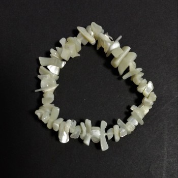 Brățară din sidef natural alb lăptos pe șnur, fragmente de 7–8 mm, lungime 18 cm