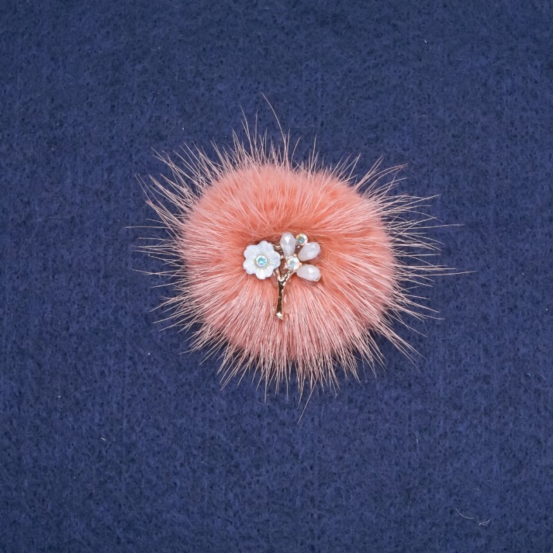 Broșă din blană de nurcă «pudră» cu floare, diametrul 50 mm