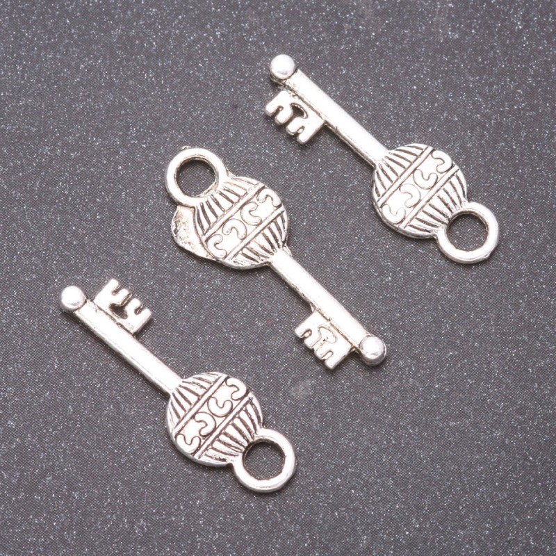 Pandantiv în formă de cheie, diametrul 17x9 mm, diametrul interior 3 mm, greutate 20 g +/- 19 buc.