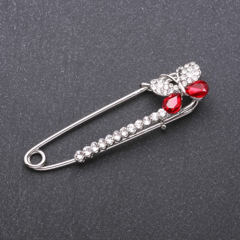 Broșă-ac cu cristale roșii din sticlă, 66×15 mm, metal alb
