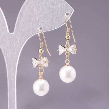 Cercei cu fundițe din mărgele albe, diametrul 10 mm, lungimea 3 cm, metal auriu