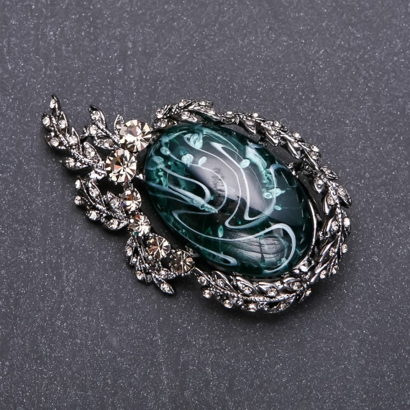 Broșă cu cristale gri și cabochon smarald, 64×38 mm, metal gri