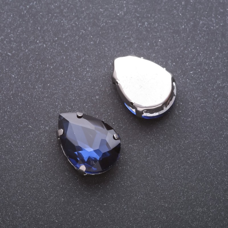 Preț per pachet /10 bucăți. Cristal cusut în cap metalic, în formă de lacrimă, 13×18 mm, albastru