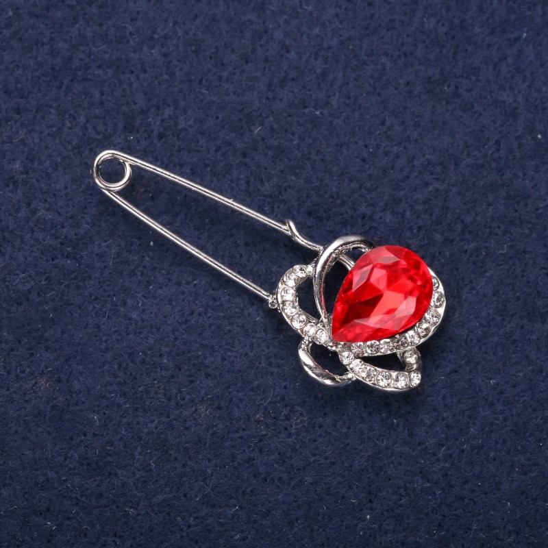Broșă cu ac, în formă de floare, strasuri albe, culoare piatră roșie, 46×19 mm, metal argintiu