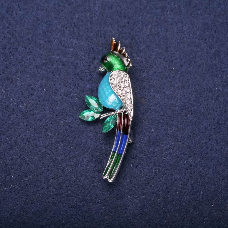 Broșă Papagal email, strasuri, de culoare albastru închis, albastru deschis, verde și alb, 50×20 mm, metal argintiu