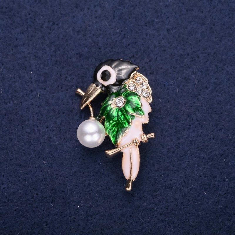 Broșă Pasăre cu strasuri, email, culoare negru, alb și verde, 37×24 mm, metal auriu