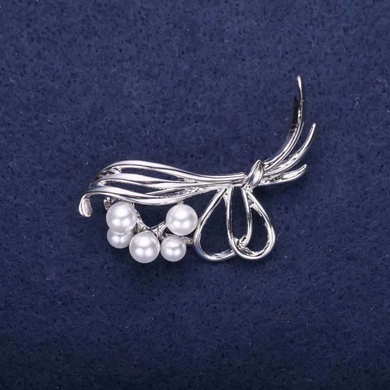 Reducere: Broșă Buchet cu perle albe Mallorca 50x22 mm, metal argintiu
