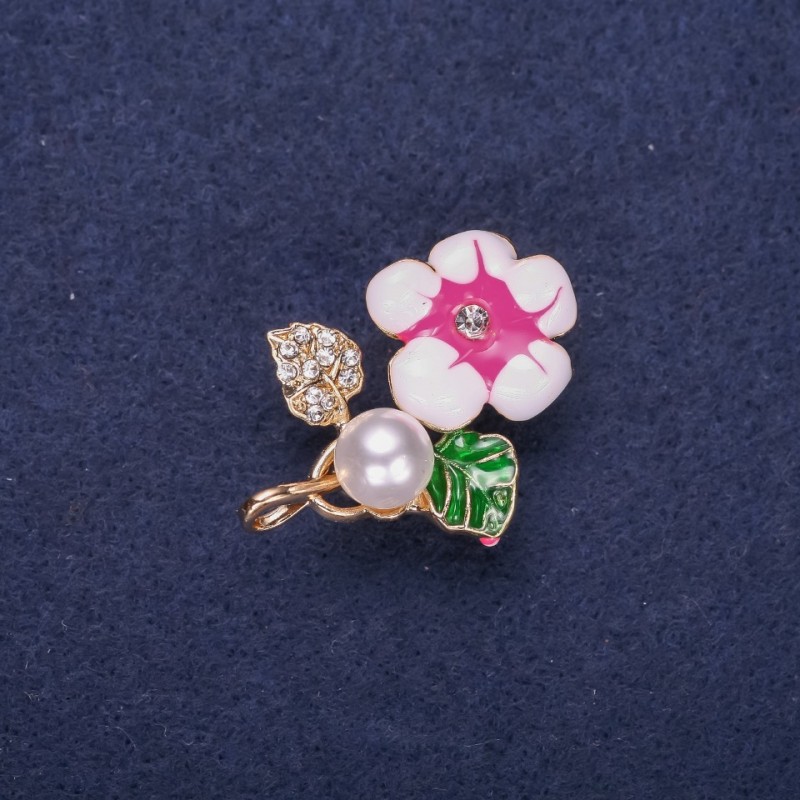 Broșă floare cu perlă în centru, email și strasuri, culoare albă, verde și roșu zmeură, 32×23 mm, metal auriu