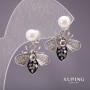 Cercei Xuping cu știfturi 'Albine' cu perle Mallorca, culoare albă, 22×18 mm, rhodiu