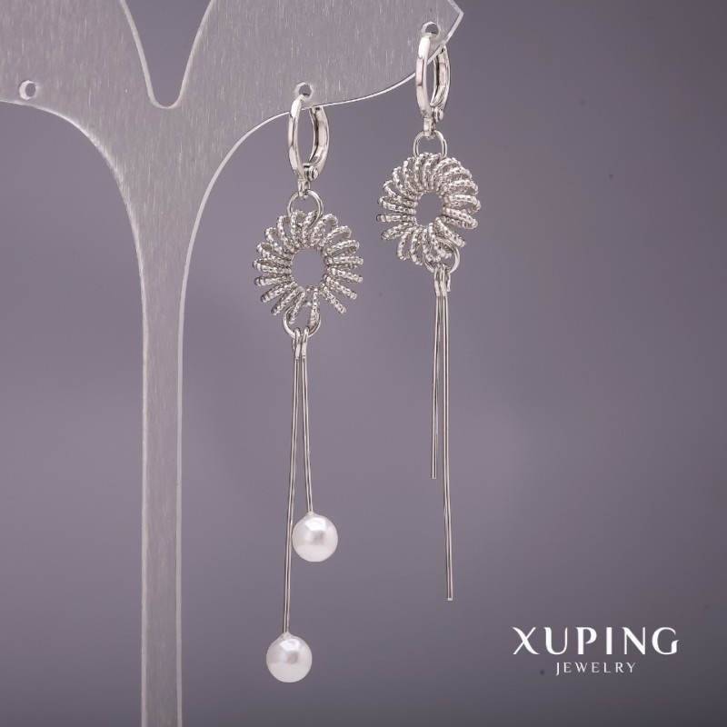 Cercei Xuping lungi, asimetrie cu perle Mallorca, culoare albă, 15x70 mm, placare cu rodiu