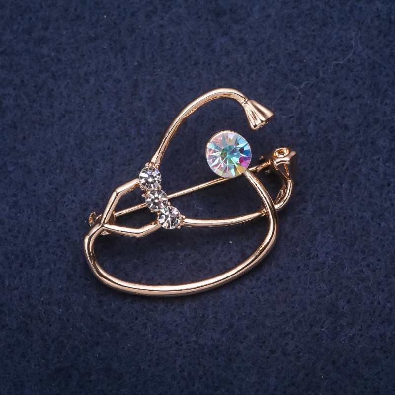 Broșă-stetoscop cu cristale, culoare albă-cameleon, 37×26 mm, metal auriu