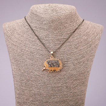 Pandantiv «Ariciul» cu strasuri negre pe lanț lung din metal «aur negru», diametrul 30x39 mm, lungimea 70 cm