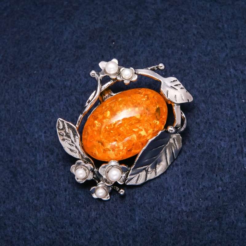 Broșă de chihlimbar (artificial) 47×38 mm, culoare galbenă, metal alb, finisaj argintiu