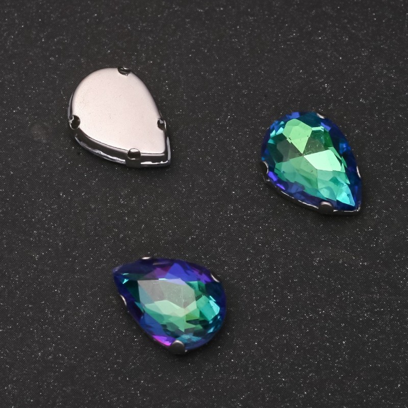 Preț per pachet / 10 buc. Cristal cusut în clemă metalică, formă de lacrimă 10×14 mm, verde-azuriu