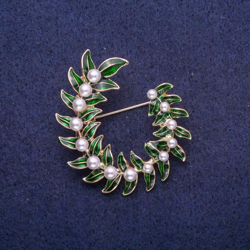 Broșă Coroană de Frunze cu Mărgele, din metal auriu 38×43 mm