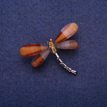 Broșă libelulă cu cristale maro, din metal argintiu, 32×43 mm