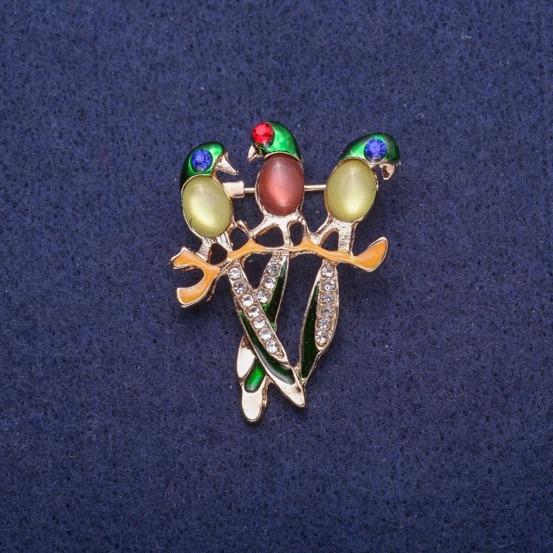 Broșă Papagali cu cabochon ochi de pisică, metal auriu 30×39 mm