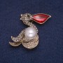 Broșă Pelican cu mărgea și strasuri, metal cu aspect de aur vechi 36×47 mm