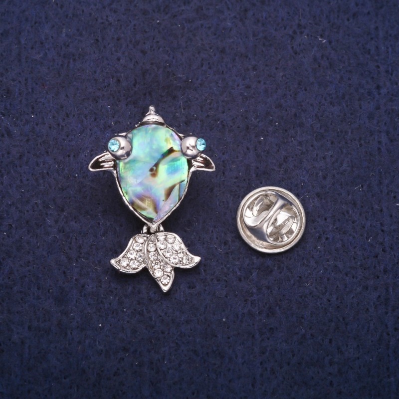 Broșă peștișor cu cabochon haliozit și strasuri, metal argintiu, 19×28 mm