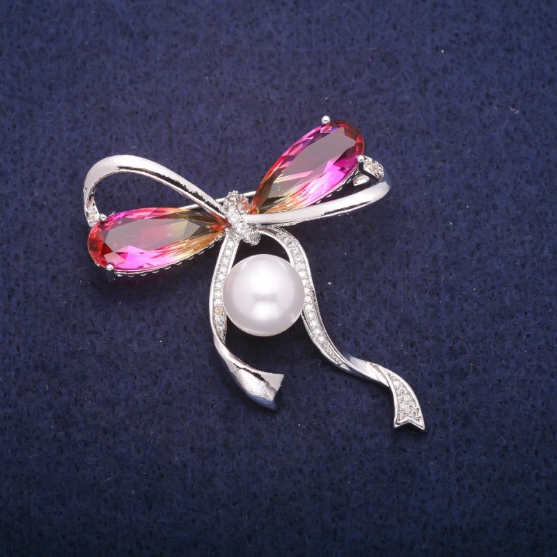 Broșă în formă de fundă, cu mărgele de perlă și cristale galben-roz în stil Swarovski, metal argintiu, 45x47 mm