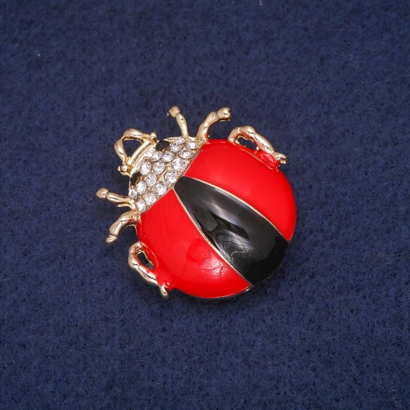 Broșă Buburuza email cu strasuri albe, metal auriu 28x31 mm