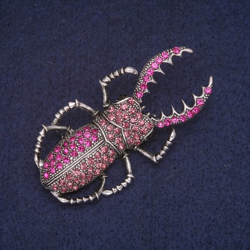 Broșă Scarabeu de primăvară cu strasuri roz, metal argintiu 29×55 mm
