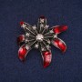 Broșă în formă de floare, email roșu și strasuri, metal gri 37×41 mm