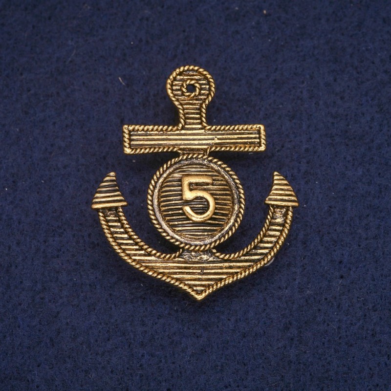 Broșă în formă de ancoră, culoare aur vechi, 32×37 mm
