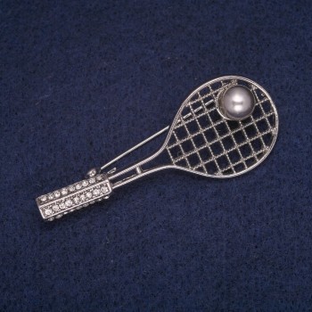 Broșă în formă de rachetă de tenis, cu o mărgea în formă de minge, metal argintiu, strasuri albe 22x56 mm
