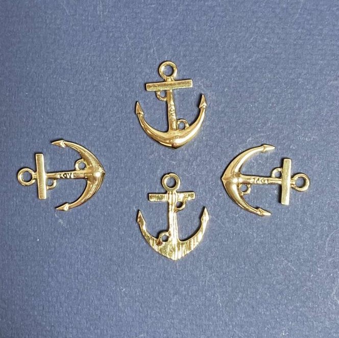 Pandantiv «Ancoră» cu inscripția Love și email negru, metal placat cu aur, 25x20 mm, finisaj 4 buc.
