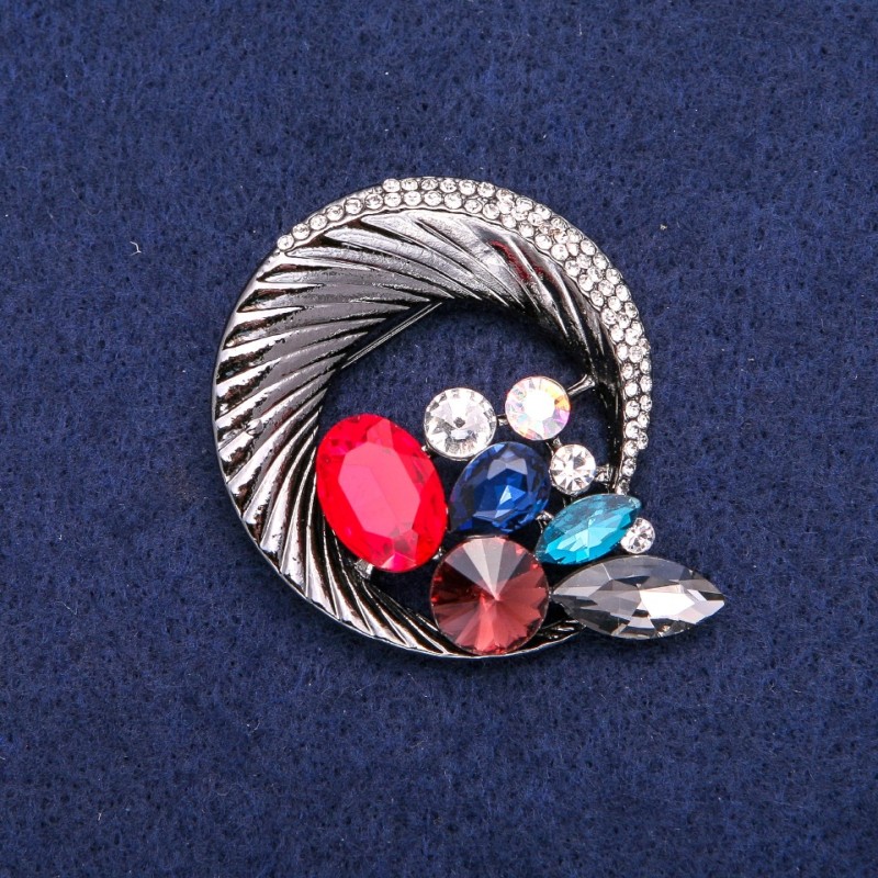 Broșă rotundă cu margine din strasuri, împletită într-o compoziție frumoasă, metal închis 45×50 mm