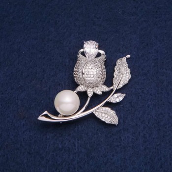 Broșă «Roză» cu cristale albe și mărgea de 47×36 mm, metal argintiu