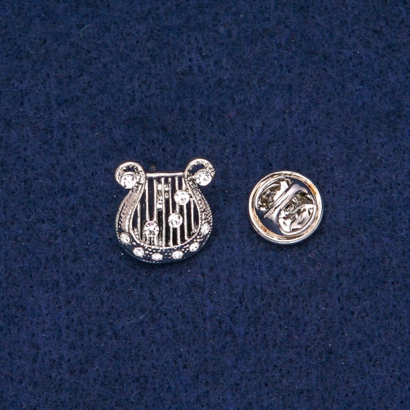 Broșă liră cu strasuri albe, metal argintiu 17x15 mm +