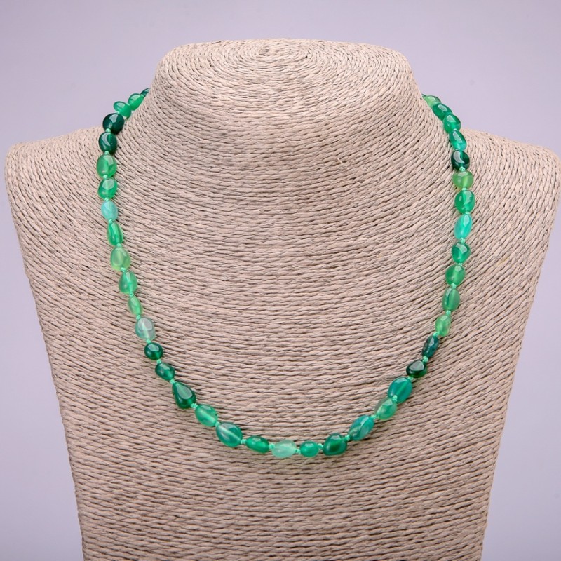 Colier din piatră naturală – agată verde, fațetare manuală, diametrul 7×9 mm, lungime 48 cm