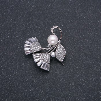 Broșă Xuping rodiu cu perlă Mallorca, diametru aproximativ 8 mm, cu pietre albe și strasuri de 33×31 mm