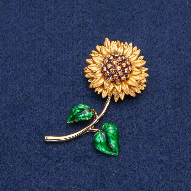 Broșă floarea-soarelui, metal auriu, cu petale aurii și strasuri galbene cu efect camaleon, 56x27 mm +