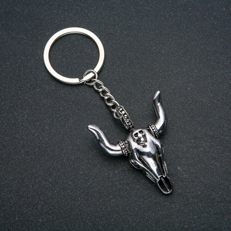 Breloc «Taur», diametrul 47×38 mm, lungime de aproximativ 10 cm, metal argintiu