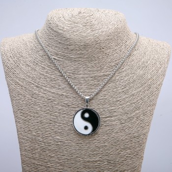 Pandantiv «Yin-yang» 43×30 mm pe un lanț, lungime 70 cm ± metal argintiu