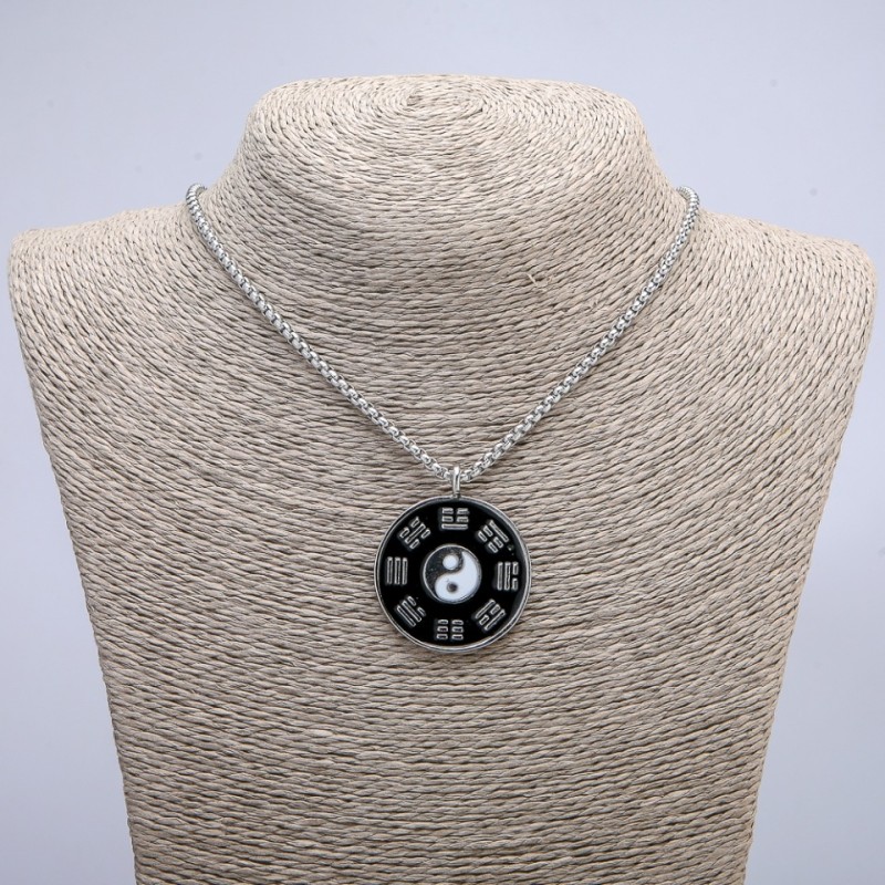 Pandantiv Yin-Yang, 41×34 mm, pe lanț, lungime 70 cm, metal argintiu