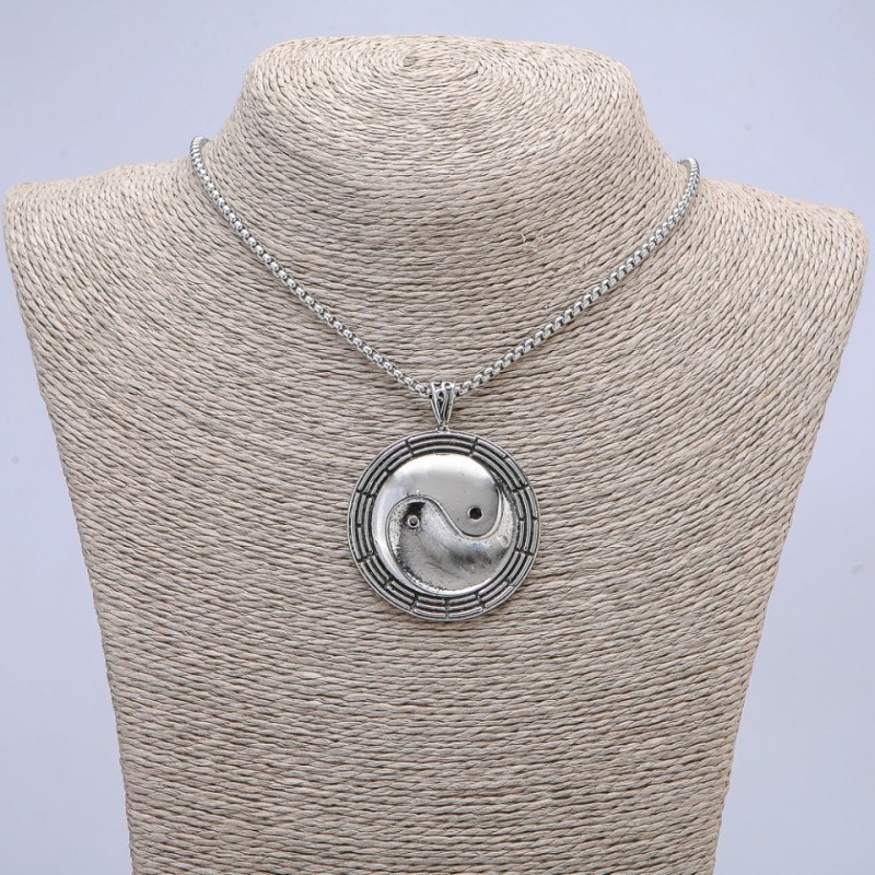 Pandant Yin Yang 50×38 mm pe lanț, lungime 65 cm, culoare metalului argintiu