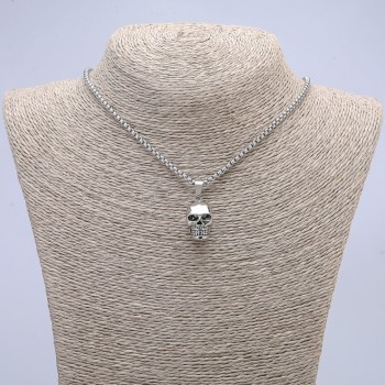 Pandantiv craniu 25×10 mm pe lanț, lungime 65 cm, culoare metal argintiu