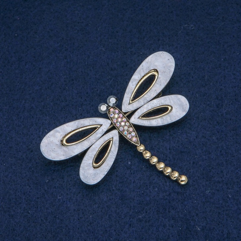 Broșă Fluture alb din sidef, cu strasuri albe în nuanțe de benzină și gri, din metal argintiu 62×45 mm +