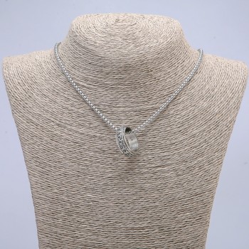 Pandantiv-inel de 24×8 mm pe lanț, lungime 70 cm, metal argintiu