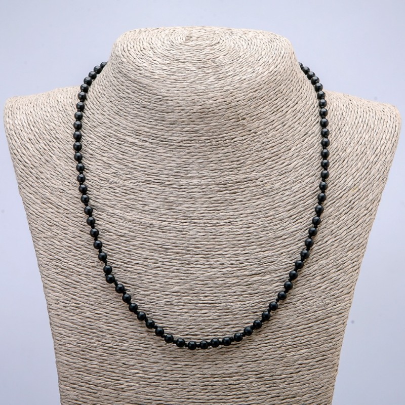 Colier din șungit natural, mărgele sferice netede, diametrul 4–5 mm, lungime 45 cm