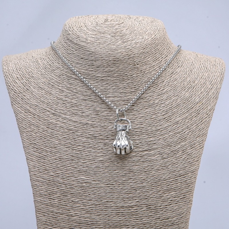 Pandantiv „Pumn” 40×18 mm pe lanț, lungime 70 cm, metal argintiu